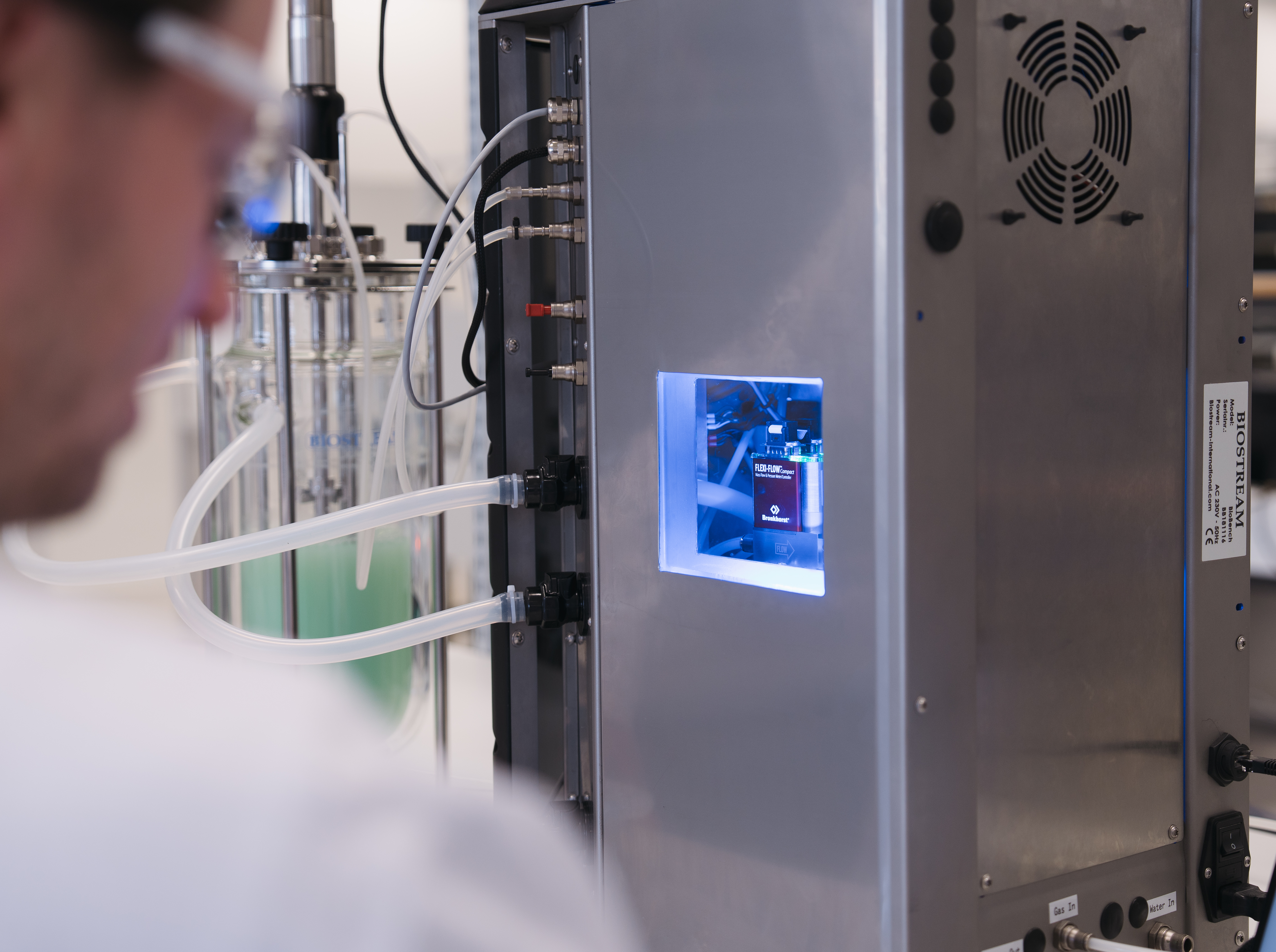 Smart thermal mass flow meter bioreactor